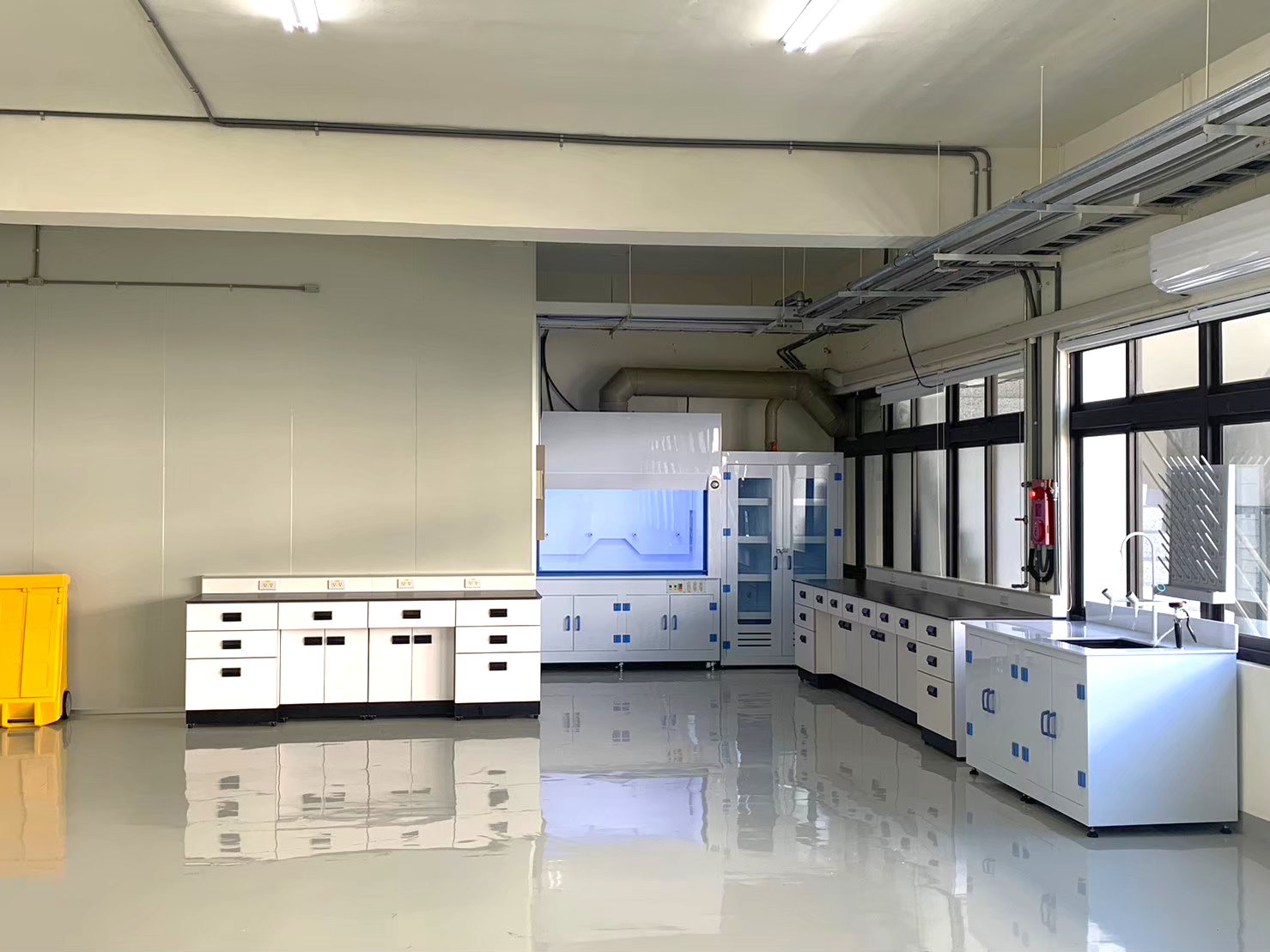 睿智創新科技實驗室 PP排煙櫃整體建置成果