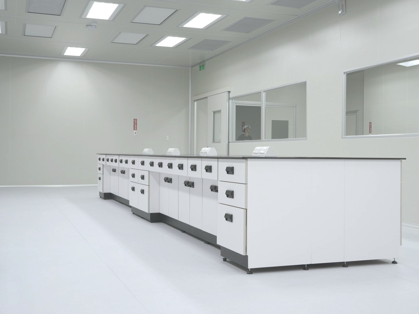 達運精密實驗室島型木製實驗桌建置與空間規劃案例